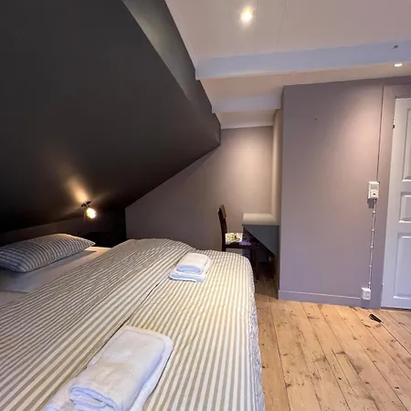 Gamlebyen Overnatting, Habitación en casa particular *